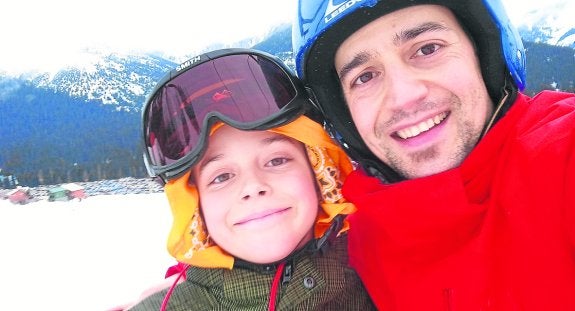 El ovetense Hugo Cordero, con su hijo Aidan, «mitad español, mitad estadounidense».