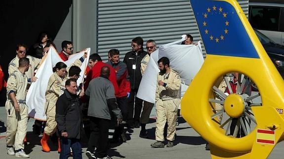 Fernando Alonso es evacuado en helicóptero. 