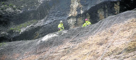 Los operarios se encargaban ayer de asegurar bien la malla de triple torsión en la parte más alta de la ladera del Taragañu, en Arobes (Parres). 