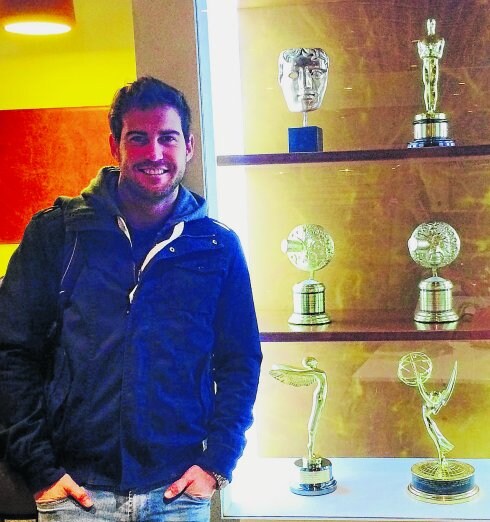 El asturiano Ignacio Caicoya posa junto a varios premios, entre ellos el primer Oscar de Paul Franklin, el que ganó por 'Origen'.