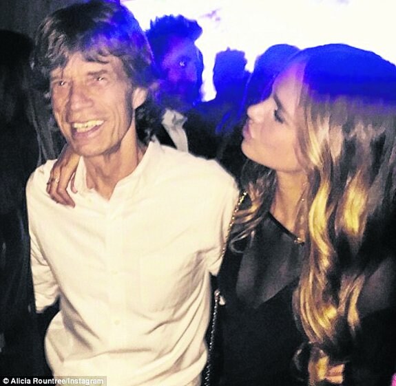 Jagger junto a la joven Alice, estos días de juerga por Los Ángeles. 