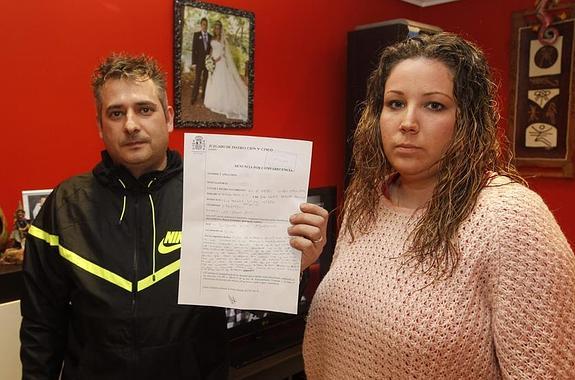 Jaime Fernández y Jessica Redondo, ya en su casa, con la reclamación que han planteado. 