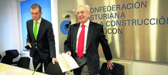 Daniel García-Balbín y Serafín Abilio Martínez, ayer, en la sede de CAC-Asprocon. 