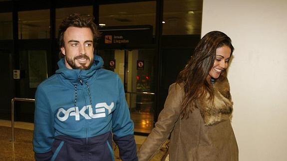 Fernando Alonso, llega a Asturias junto a su novia. 