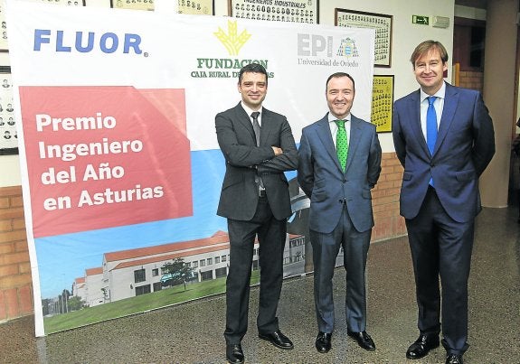 Juan Carlos Campo, Alejandro Díaz y Juan Vicente Piñera, ante la pancarta del premio.