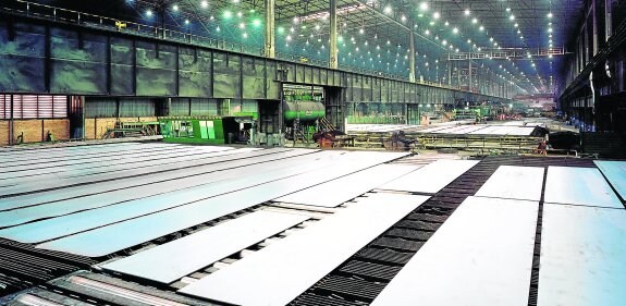 Imagen de la producción de chapa gruesa en las instalaciones de Gijón, el único tren de estas características existente en la Península Ibérica. :: lva