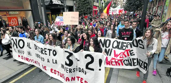 Decenas de estudiantes se dirigen en manifestación hacia la Plaza Mayor de Gijón, donde se leyó un manifiesto. 