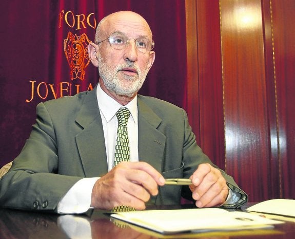 El profesor Jesús Menéndez Peláez. :: j. bilbao