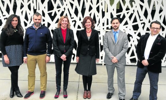 De izquierda a derecha, Susana Pascual (Visionary Tool), Gabriel Álvarez (Healthsens), Eva Pando (del CEEI Asturias), Yolanda Pérez (directora de BStartup del Banco Sabadell), Simón Ordóñez (FisioBot) y Carlos García (Sinter Medical), ayer, en Oviedo. 