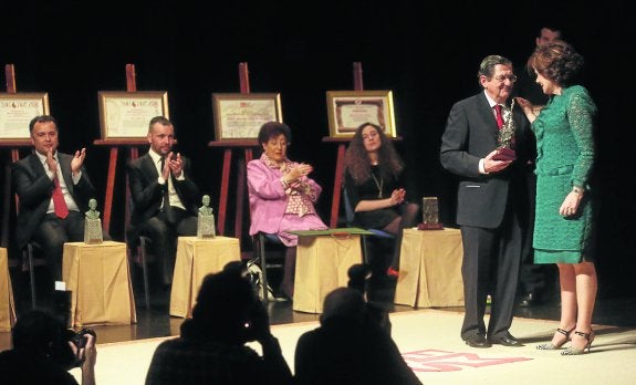 José Cardín, del Grupo El Gaitero, recibe su premio, que fue entregado por Sagrario Fernández. Al fondo, el resto de premiados, Juan Fombella, Héctor Moro, Carmen Martínez y Paula Fernández :: j. c. román