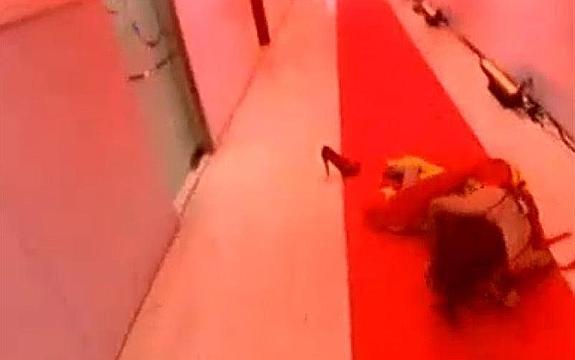 Sonia Monroy se cae de bruces en la alfombra roja de Sálvame con su vestido de los Oscar