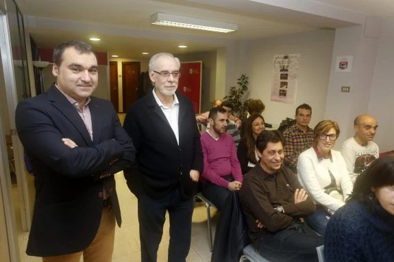 Manuel Iñarra y Antonio Viña, antes de empezar la asamblea en la sede del partido. :: P. Citoula