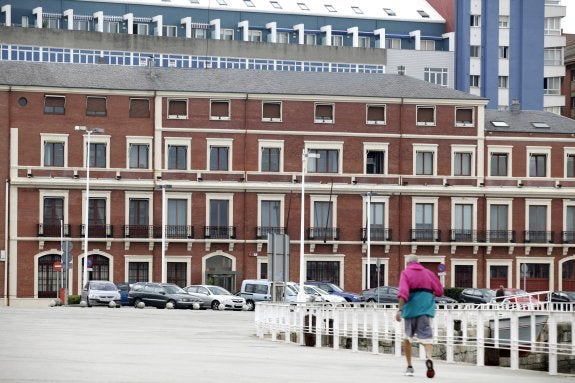 Edificio que la Autoridad Portuaria de Gijón saca a subasta en el Muelle. 