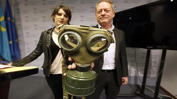 Rosa Libertad Bueno y Aurelio Martín, ayer, con una máscara antigás.