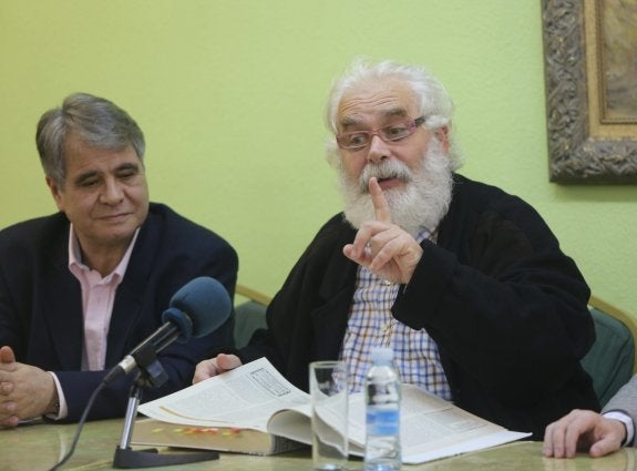 Santiago Álvarez Seara y Luis Antonio Alías, ayer, durante la charla ofrecida en la Casa de León. 