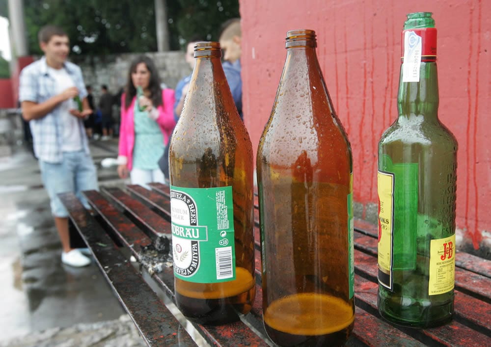 Jóvenes haciendo botellón en el Cerro de Santa Catalina de Gijón, práctica prohibida por el Ayuntamiento desde 2013. 