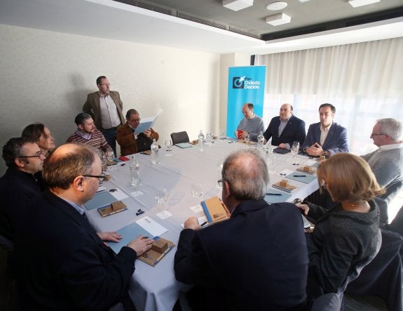 El alcalde reunido ayer con representantes de la Universidad. 