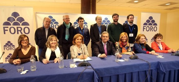El ya candidato de Foro posó con su equipo tras confirmarse su victoria en las primarias. 