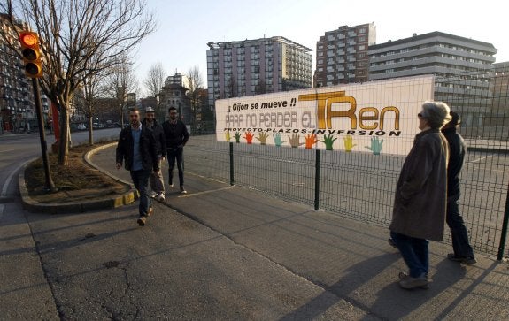 Desde ayer en el 'solarón' se exhibe también una pancarta para reclamar un proyecto de estación intermodal con plazos e inversión. 