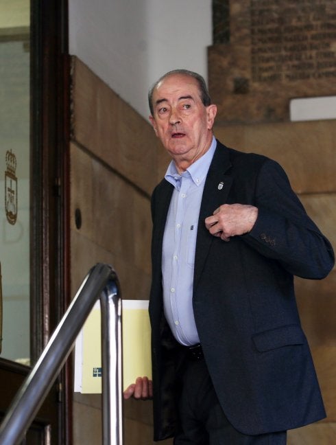 Jaime Reinares entrando ayer en al Ayuntamiento con su renuncia en la mano. 