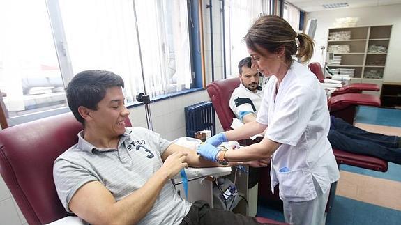 Una enfermera atiende a un donante en el Centro Comunitario de Sangre y Tejidos, en Oviedo.