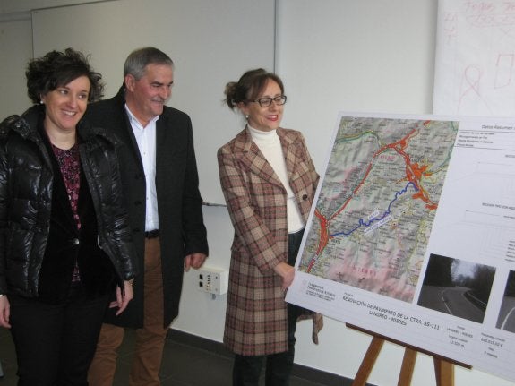 Los regidores de Langreo y Mieres, junto a la consejera de Fomento. 