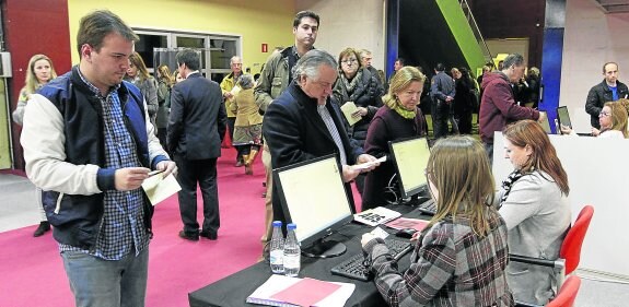 Socios del Grupo Covadonga emiten su voto sobre la compra del Chas en los bajos de Palacio de Congresos del recinto ferial Luis Adaro. 