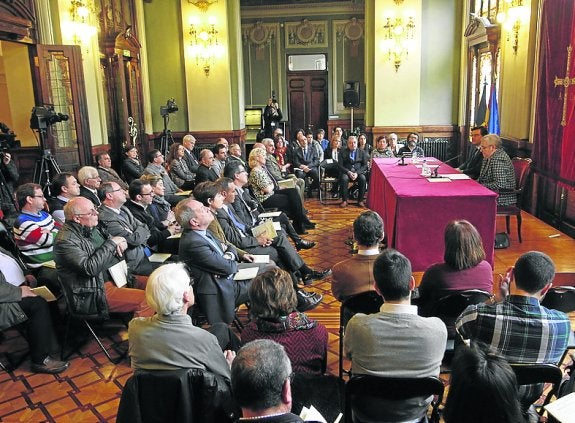 Sanjurjo y María Josefa Sanz presiden el acto de presentación. :: m. rojas