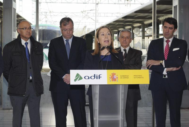 La ministra de Fomento, Ana Pastor, junto a las autoridades de Castilla y León y la ciudad de León. EFE