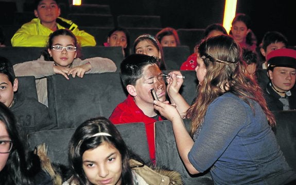 Los estudiantes, ayer, en el teatro Felgueroso. 