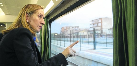 Ana Pastor, en el tren laboratorio en el que ayer recorrió la línea Valladolid-Venta de Baños-Palencia-León. Cuando entre en funcionamiento, el viaje León-Madrid durará una hora y 45 minutos. 