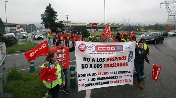 Manifestación de trabajadores del almacén del grupo El Árbol, en Meres 