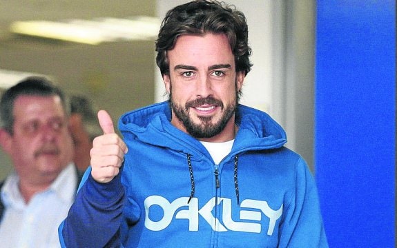 Alonso, a su salida del hospital de Barcelona. 