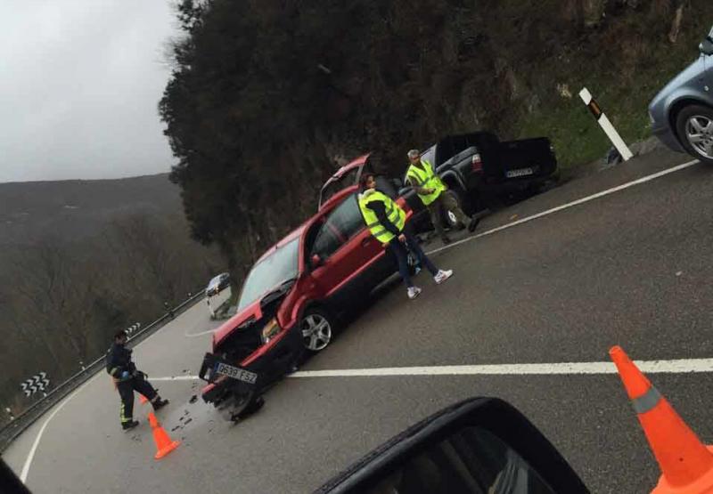 Afectados y efectivos de Emergencias en el lugar del suceso. 