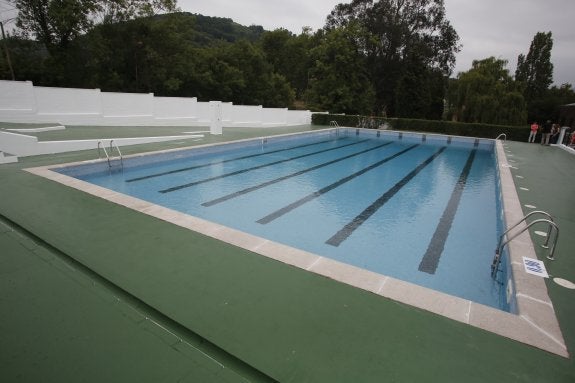 El equipo de gobierno quiere reabrir la piscina para el verano. 