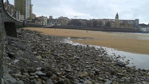 Restos de piedras donde se encontraba el antiguo balneario 'La Favorita' entre las escalera tres y La Escalerona