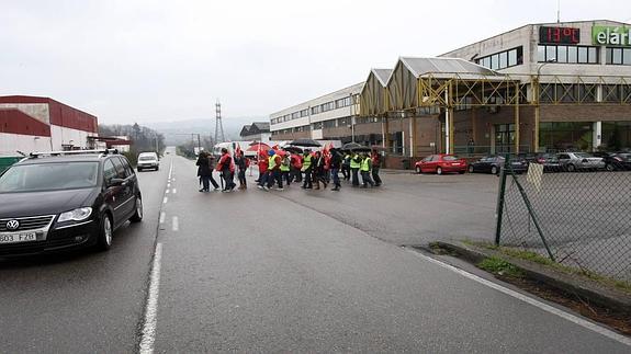 Protesta de los trabajadores de la planta de El Árbol, adquirida por Dia, en Meres. 