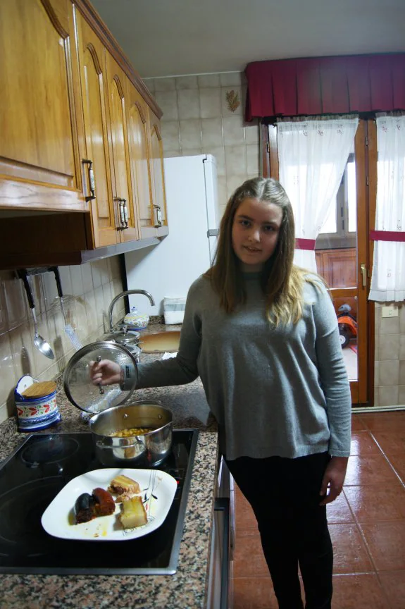 Ana Álvarez Rodríguez, durante la preparación de una fabada.