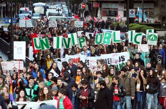Universitarios y estudiantes de ESO y Bachillerato, durante la manifestación en Oviedo contra la reducción de grados a tres años. 