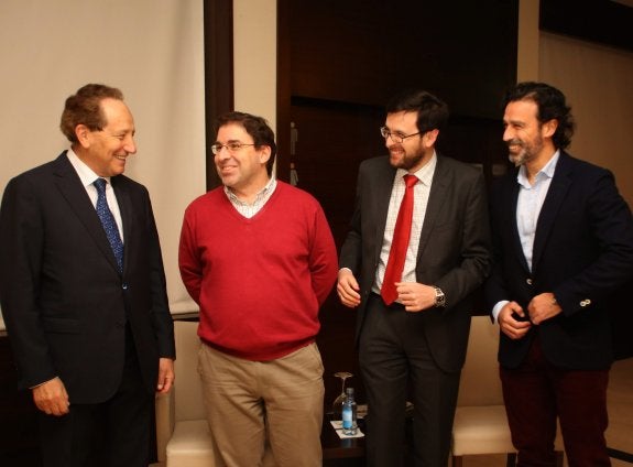 Rafael Alvira, Amador Menéndez, Jesús Daniel Salas y Antonio Virgili, ayer, antes de la charla. 