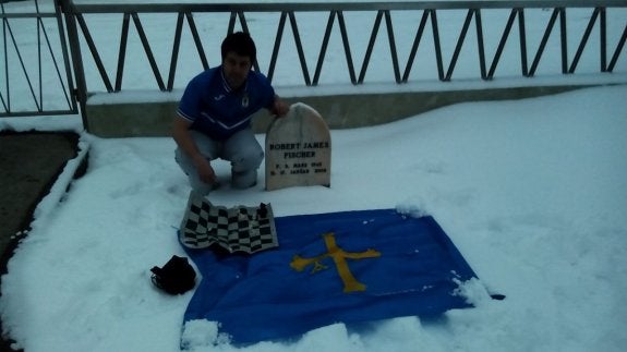 Pruneda, ante la tumba del legendario Bobby Fischer, en el cementerio de Reikiavik. 