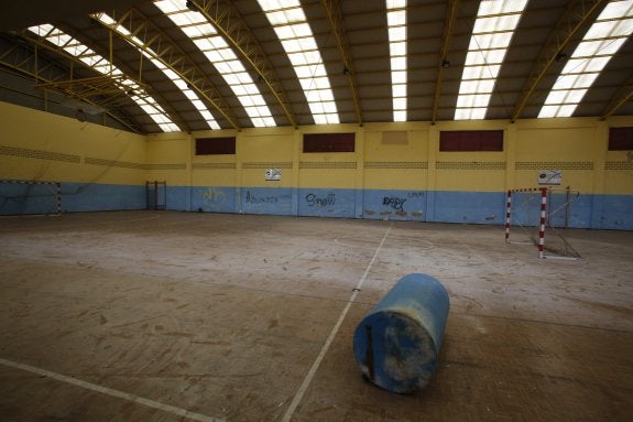 Interior del polideportivo de Riaño, ahora cerrado al público. 