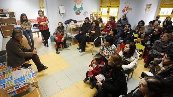 El concejal Carlos Rubiera se dirige a los padres de la escuela infantil.
