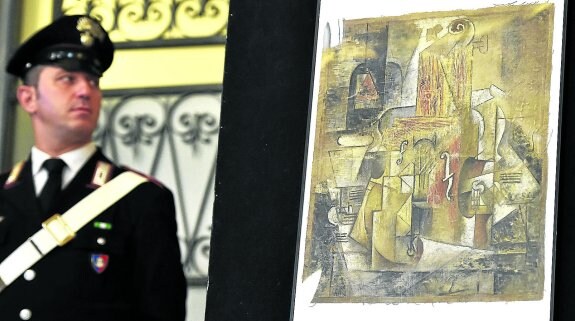 Un agente de los Carabinieri custodia el cuadro de Picasso presentado ayer en Roma. 