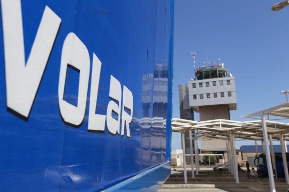 La torre de control del aeropuerto de Asturias, reflejada en un cartel publicitario. 