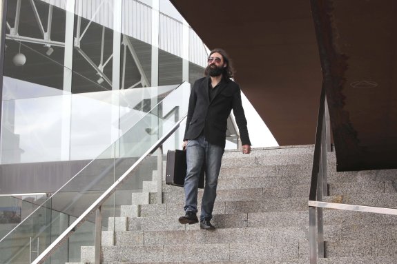 Lecter Bukosky recita mientras camina por el Niemeyer. :: MARIETA