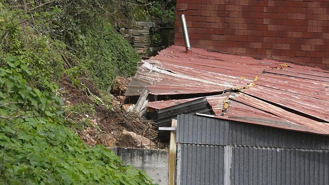 Un argayo en El Muselín causa daños en dos vehículos y un garaje