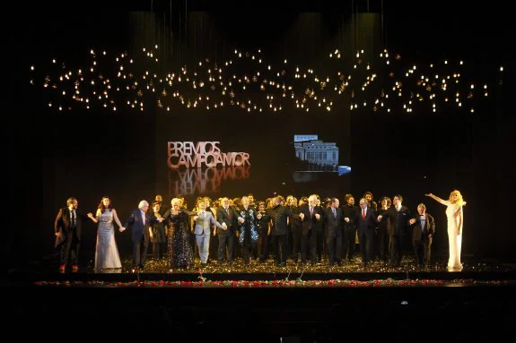 Foto de familia de los galardonados en la gala de la novena edición de los Premios Líricos Teatro Campoamor, los Goya de la lírica, celebrada anoche en Oviedo. 