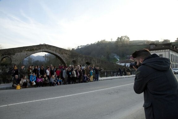 Un grupo de turistas se fotografía delante del Puente Romano de Cangas de Onís, uno de los lugares más visitados de la comarca oriental. 
