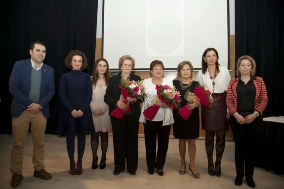 En el centro, María Leontina, Mercedes y Pilar, junto a dirigentes políticos de Cangas. 